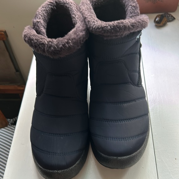 Dark blue quilted top+ faux fur lined around the top boots - Picture 4 of 5